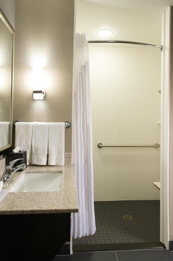 Holiday Inn Express And Suites Madison Central By Ihg Esterno foto