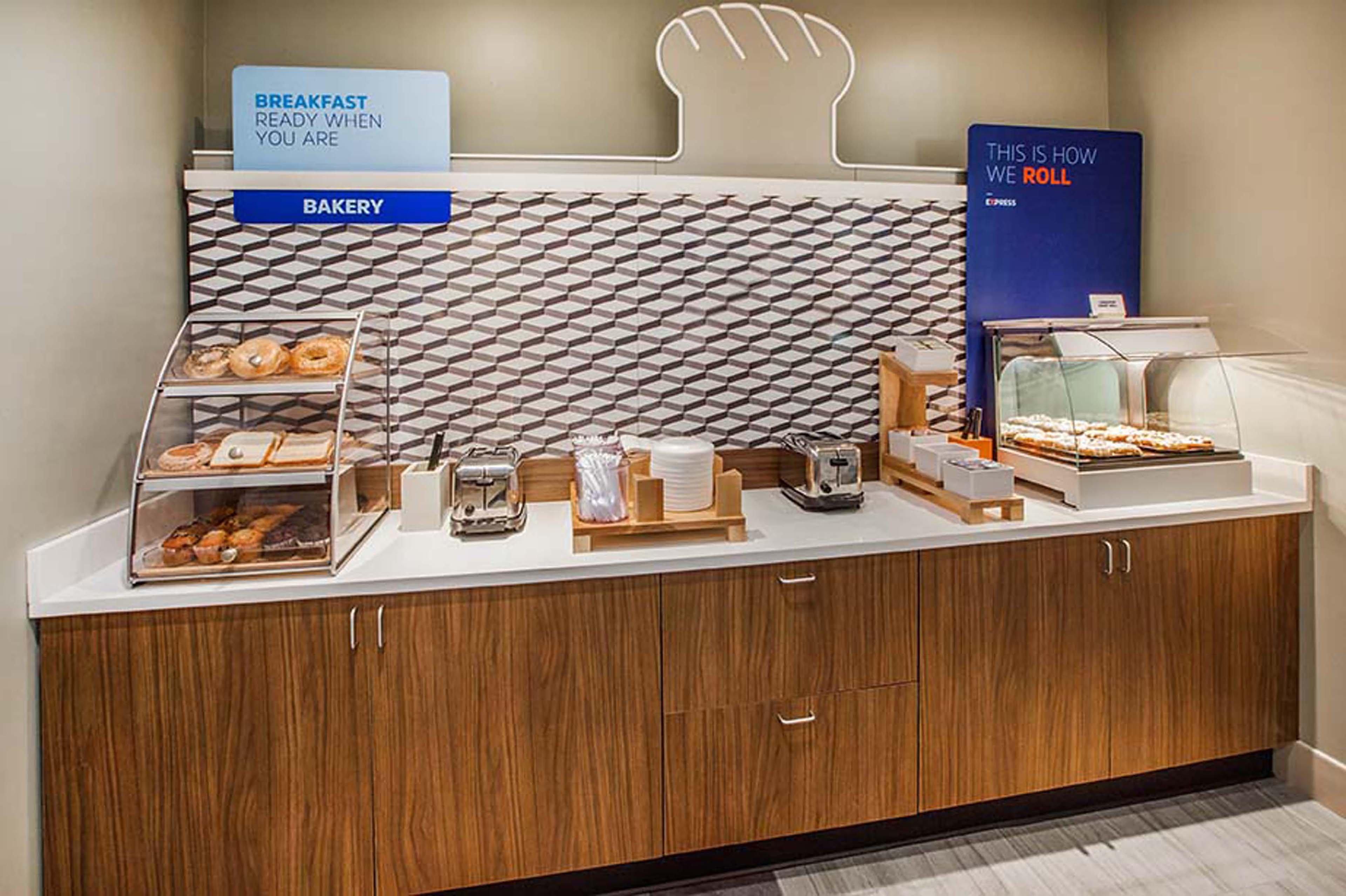 Holiday Inn Express And Suites Madison Central By Ihg Esterno foto