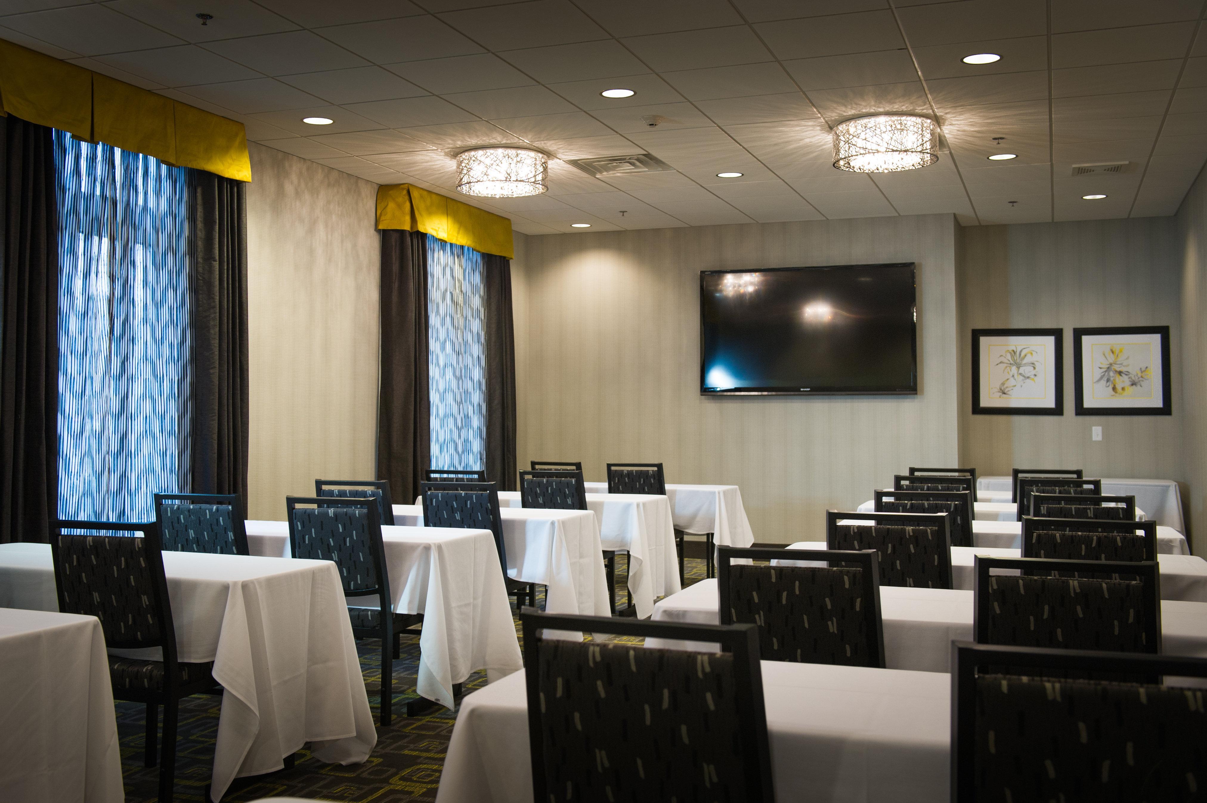 Holiday Inn Express And Suites Madison Central By Ihg Esterno foto